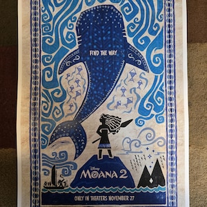 Puede incluir: Un p&oacute;ster de la pel&iacute;cula "Moana 2" con un dise&ntilde;o azul y blanco, que presenta una criatura parecida a una ballena y un personaje con un bast&oacute;n. El p&oacute;ster incluye el texto "Find the Way" y "Only in Theaters November 27".