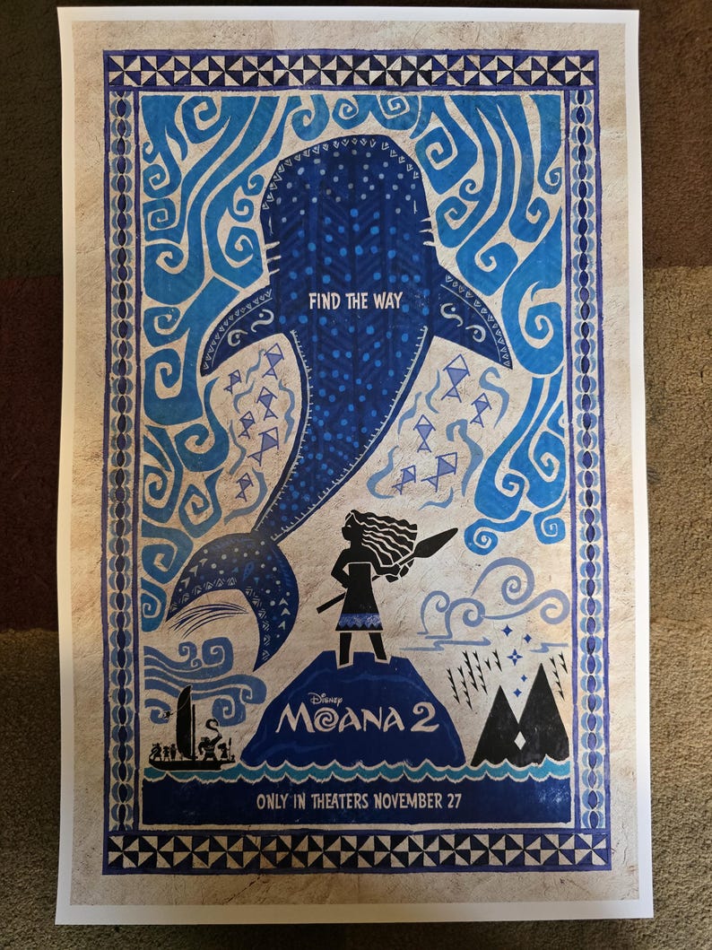 Puede incluir: Un p&oacute;ster de la pel&iacute;cula "Moana 2" con un dise&ntilde;o azul y blanco, que presenta una criatura parecida a una ballena y un personaje con un bast&oacute;n. El p&oacute;ster incluye el texto "Find the Way" y "Only in Theaters November 27".