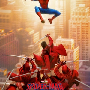 K&ouml;nnte beinhalten: Ein Filmplakat f&uuml;r Spider-Man: Brand New Day. Spider-Man in einem rot-blauen Anzug schwebt in der Luft &uuml;ber Figuren in Rot, die Schwerter schwingen. Das Plakat enth&auml;lt den Filmtitel und das Erscheinungsdatum.
