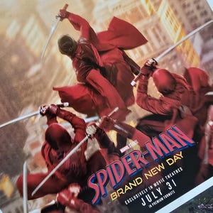 K&ouml;nnte beinhalten: Ein Filmplakat f&uuml;r Spider-Man: Brand New Day. Das Bild zeigt Figuren in roten Kost&uuml;men mit Schwertern vor einem Stadtpanorama. Der Titel ist in gro&szlig;en, stilisierten Buchstaben gehalten, mit dem Ver&ouml;ffentlichungsdatum 31. Juli.