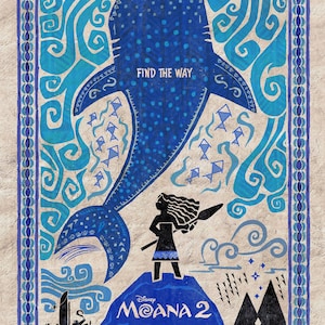 Puede incluir: Cartel de Moana 2 de Disney, con una silueta de ballena azul y una figura con un bast&oacute;n. El texto "FIND THE WAY" est&aacute; sobre la figura. El cartel incluye el texto "ONLY IN THEATERS NOVEMBER 27".