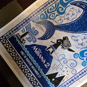 Puede incluir: Un p&oacute;ster de Moana 2 de Disney, con una ilustraci&oacute;n estilizada en tonos azules y blancos. La obra de arte incluye una ballena, figuras y el t&iacute;tulo de la pel&iacute;cula. El texto dice "ONLY IN THEATERS NOVEMBER 27."