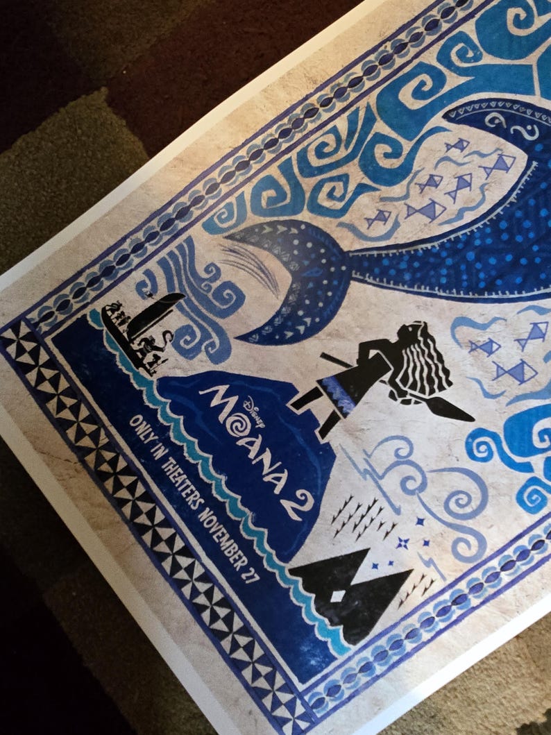 Puede incluir: Un p&oacute;ster de Moana 2 de Disney, con una ilustraci&oacute;n estilizada en tonos azules y blancos. La obra de arte incluye una ballena, figuras y el t&iacute;tulo de la pel&iacute;cula. El texto dice "ONLY IN THEATERS NOVEMBER 27."