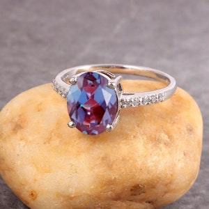 Belle bague ovale en alexandrite faite à la main Bague de fiançailles en argent Couleurs Changement gemmes Bague de promesse