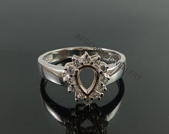 Bague en or jaune 18 K (750/oo) sertie d'une pierre bleue taille émeraude, probableme Bague en or jaune 18 K (750/oo) sertie d'une pierre bleue taille émeraude, probableme