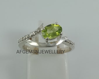 Vintage Peridot Ring-Oval Cut-Peridot Engagement Ring-Green Stone Ring-August Birthstone-Silver Peridot Ring