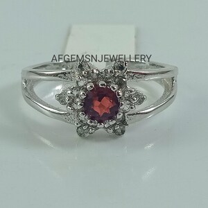 Delicado anillo de granate natural, anillo de boda de corte redondo, plata esterlina sólida, piedra natal de enero