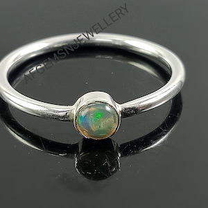 Silber Opal Ring, Winziger Ring, zierliche Opal Ring, Minimalist Ring, Stapelring, Oktober Geburtsstein Ring, Geschenk für sie