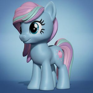 Könnte beinhalten: Hellblaue Ponyfigur mit rosa, lila und grüner Mähne und Schweif. Das Pony hat große, ausdrucksstarke Augen und eine Cupcake-Grafik an der Flanke. Der Hintergrund ist ein Blauton.