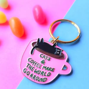 猫とコーヒーのエナメルキーチェーン - キーリング、ギフト、ギフトのアイデア、女の子へのギフト、かわいい、黒猫のギフト
