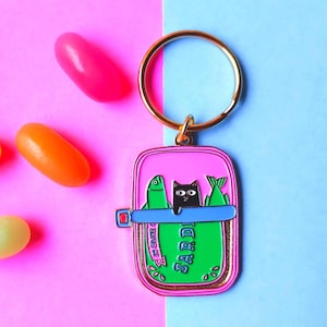 Katze und Sardinen Emaille Schlüsselanhänger - Schlüsselanhänger, Geschenke, Geschenkideen, Geschenke für Mädchen, süße, schwarze Katzen Geschenke