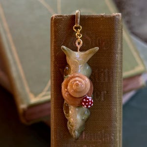 Marque-page escargot fantaisiste – phosphorescente, cadeau fait main pour un amoureux de la nature, pâte polymère, cottagecore, forestcore