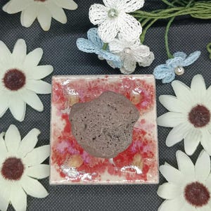 Difusor de aceites esenciales natural y ecológico sobre piedras volcánicas de Auvernia.