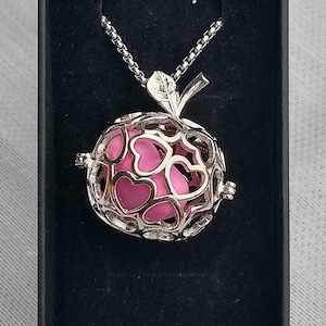 Puede incluir: Un juego de tres tazas de cerámica con un acabado mate moteado. Las tazas son de color crema, gris claro y gris oscuro. Cada taza tiene un diseño simple y minimalista.