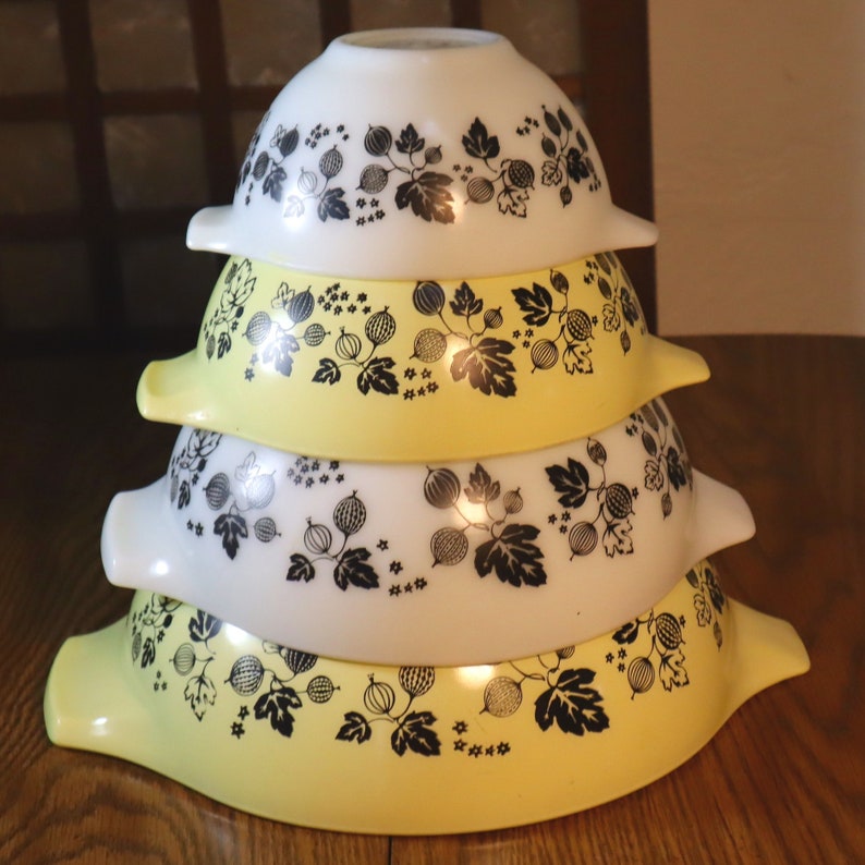 Pyrex Gooseberry Cinderella Nested Bowl Set Yellow Black White