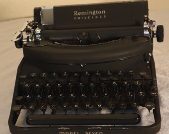 Remington Noiseless Model 7 Vintage Portable Typewriter in Case