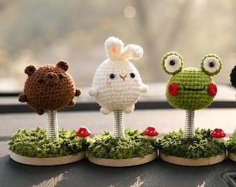Decoración de interior de coche con animales de ganchillo: Oso, conejo, rana y panda con cabeza que se mueve para decorar el salpicadero del coche. Bonitos accesorios para el coche.