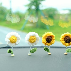 4Pcs/2Pcs Sunflower & Daisy Car Dashboard Accessories, Crochet Mini Bobblehead Flower Car Dashboard Decor, Cute Car Accessory for Women