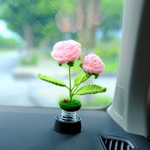Acessório para painel de carro em crochê com rosa, decoração para painel de carro com rosa rosa de cabeça oscilante, aromatizador de ar para carro, acessório para interior de carro para mulheres.