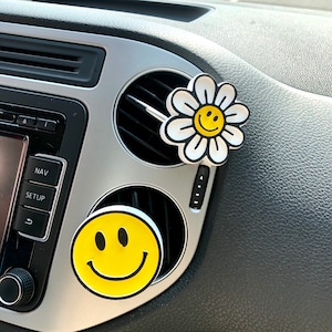 3Pcs Smiley Face & Daisy Car Vent Clip, Daisy Flower Car Air Freshner, Diffuseur d’huile de voiture, Décor de voiture Kawaii, Intérieur accessoire de voiture mignon