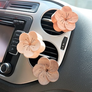 Ambientador de coche con forma de flor de madera, clip para la rejilla de ventilación del coche, difusor de coche con forma de flor de ciruelo de madera, bonito accesorio para coche para mujeres/hombres, decoración interior del coche