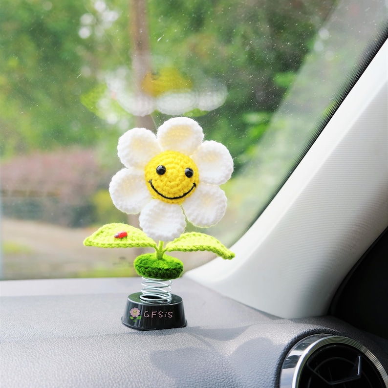 Gehaakte zonnebloem/madeliefje auto-accessoires, leuke auto-interieuraccessoires voor vrouwen, smiley bobblehead auto dashboard decor, autodiffusor Daisy