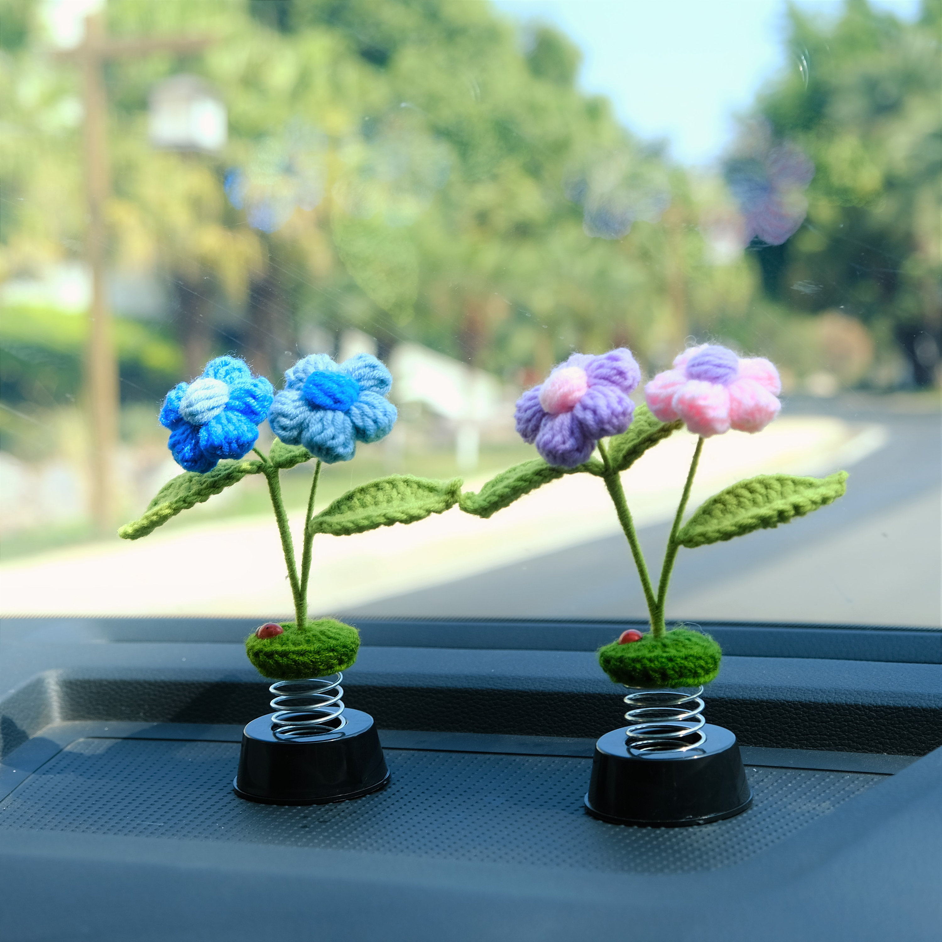 Een Boeket Van Bloemen Wordt Gevestigd Op De Auto Natuurlijke Verlichting Rozen En Madeliefjes Het Bruidmadeliefje Huwelijksbonnet Image146078835