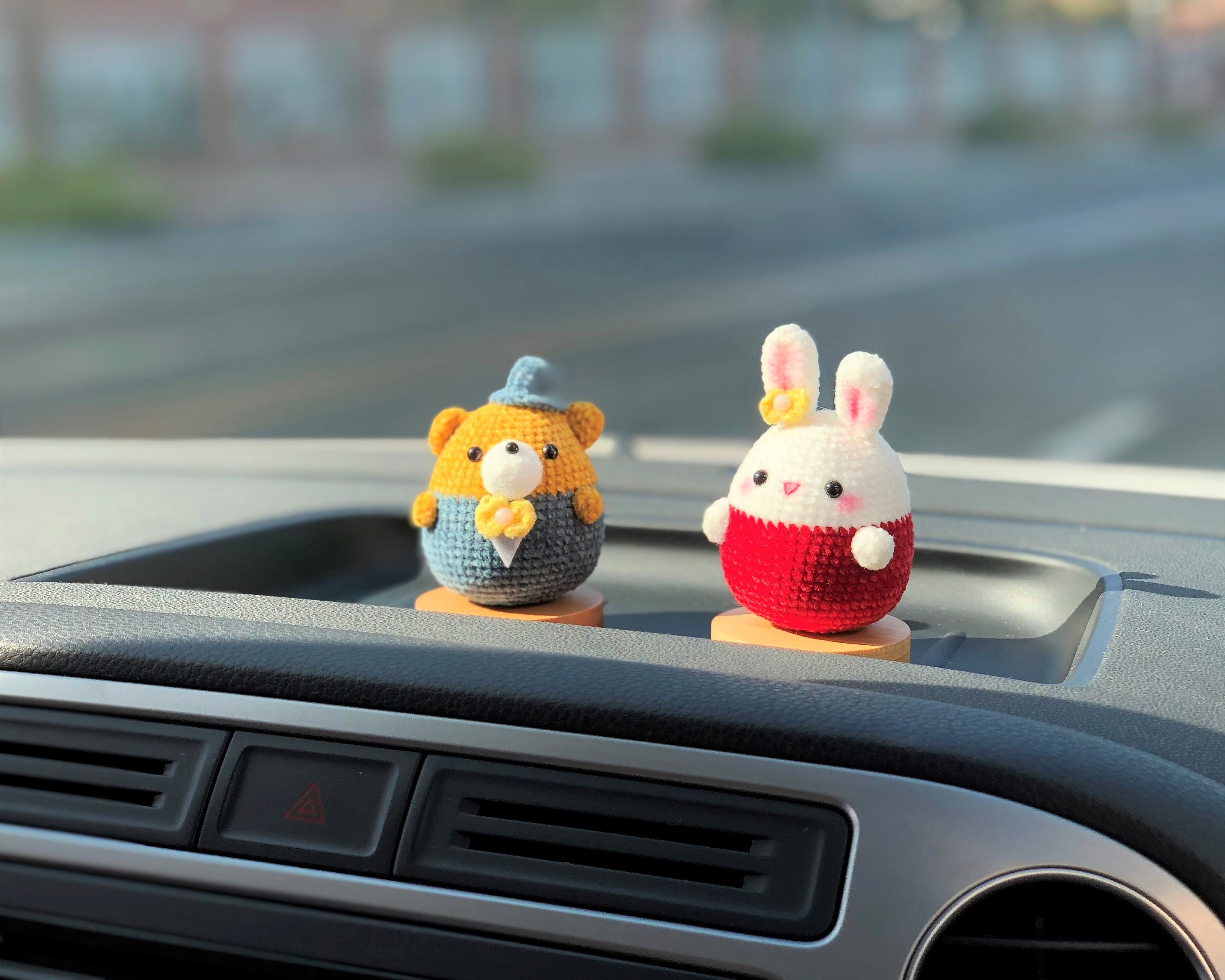 かぎ針編みのミスターベア＆ミセスバニーの車用ダッシュボード装飾