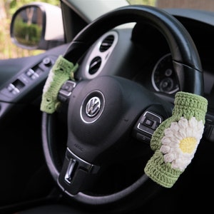 Gehäkelte Daisy Lenkradabdeckung, verstellbare Lenkradabdeckung, Boho Car Interior Accessoire für Frauen, süße Blumenlenkradabdeckung