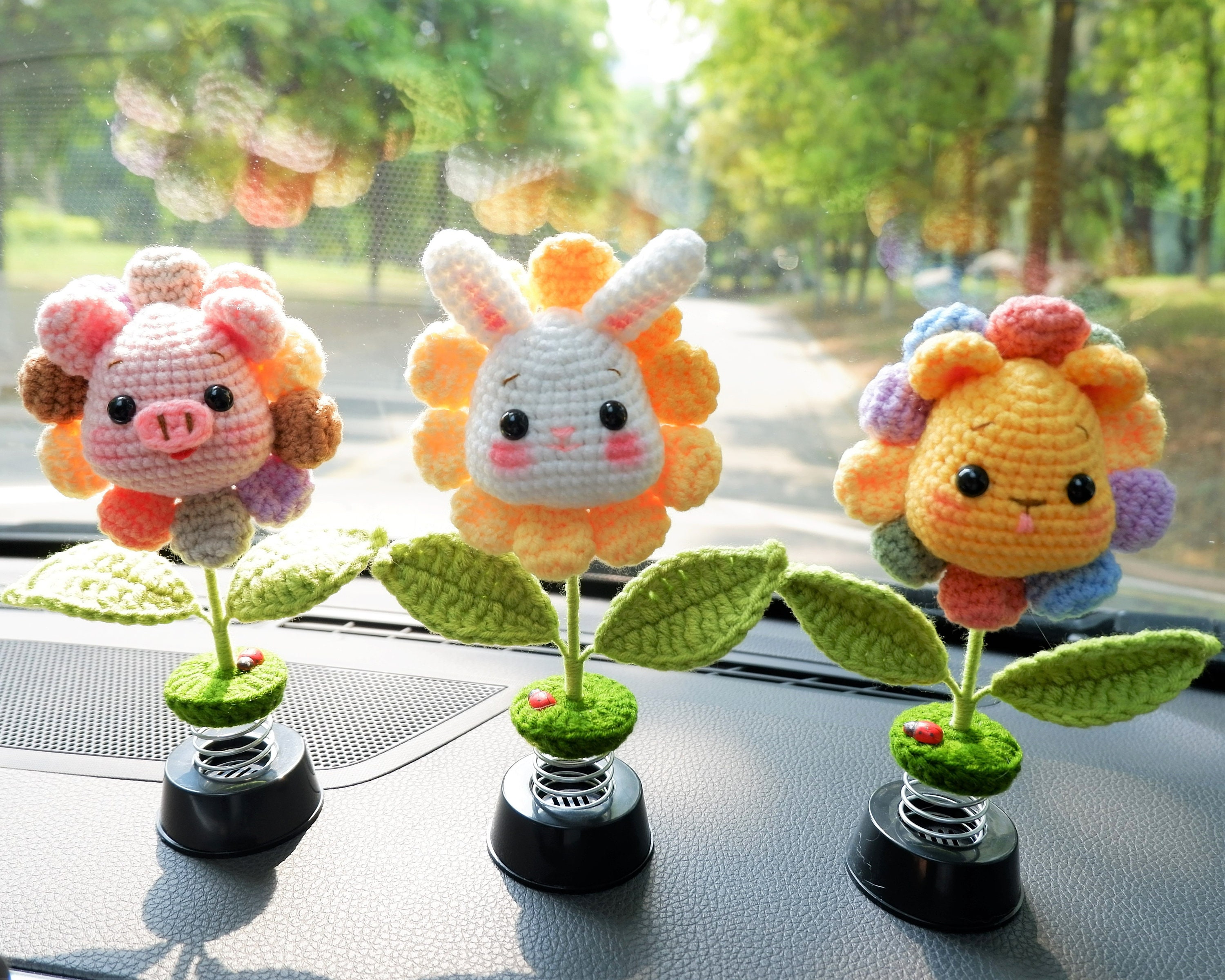 Décoration de tableau de bord de voiture avec jolies poupées cochon,  oreille de cochon tournesol/grenouille/lapin au crochet, accessoires  d'intérieur de voiture kawaii pour femme, cadeau de Noël -  France