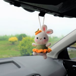 Accesorio colgante para espejo retrovisor de coche con forma de conejito bailarín, accesorio para espejo retrovisor con forma de animales de crochet, bonitos accesorios para el interior del coche, decoración de anime para el coche