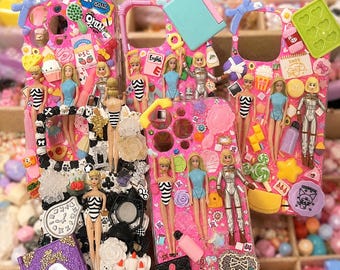 Puede incluir: Tres fundas para teléfono decoradas con figuras de muñecas en miniatura, dijes de plástico coloridos y varios objetos pequeños. Los diseños presentan muñecas rubias en trajes de baño y trajes espaciales, junto a libros, comida y espejos.