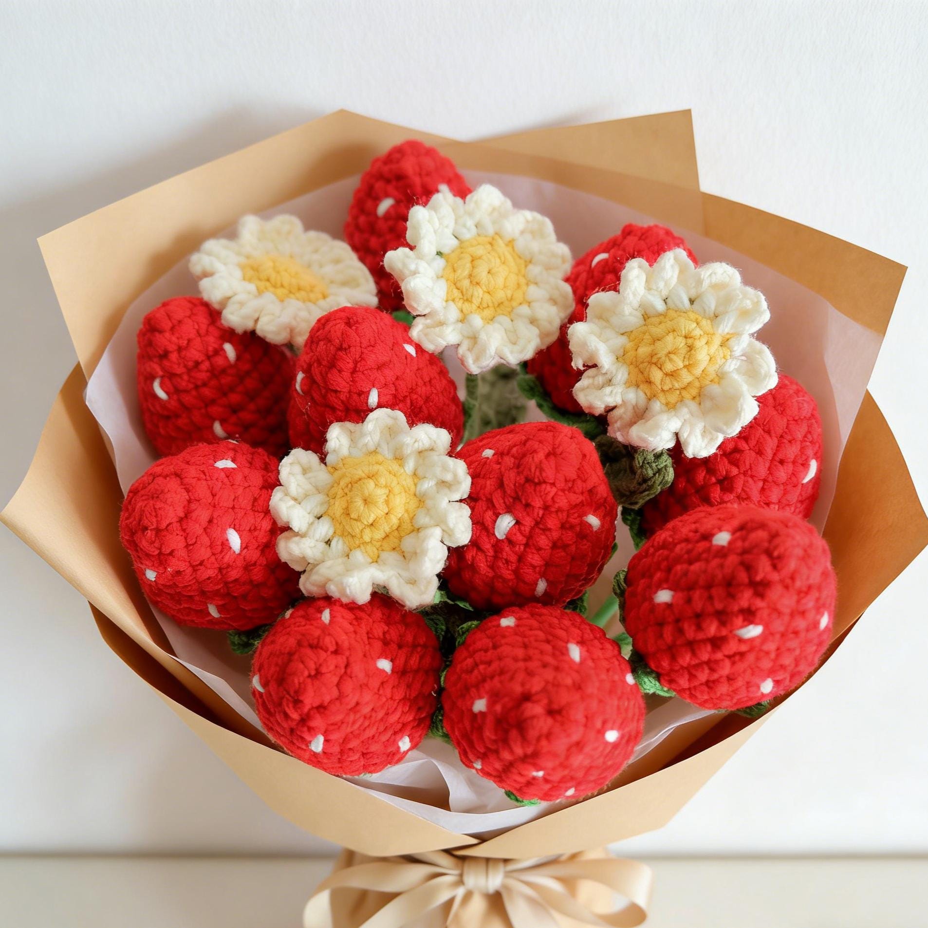 かぎ針編みのイチゴとデイジーの花束、赤いイチゴの房、かぎ針編みの