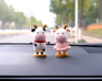 Décoration de tableau de bord de voiture vache au crochet, smiley mignon grosse vache, accessoire de voiture vache, accessoire d'intérieur de voiture pour femme/adolescente, cadeau unique pour couple personnalisé