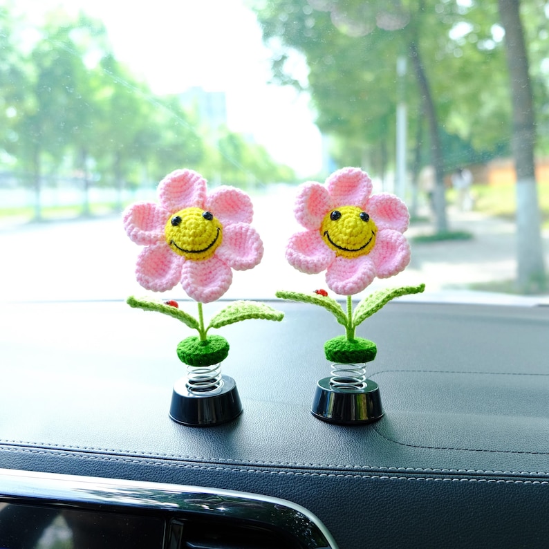 Gehaakte zonnebloem/madeliefje auto-accessoires, leuke auto-interieuraccessoires voor vrouwen, smiley bobblehead auto dashboard decor, autodiffusor afbeelding 10