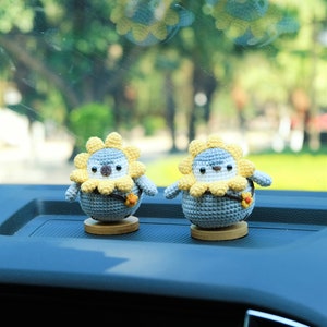 Decoração de painel de carro de pinguim de girassol de crochê, acessórios de carro de anime, acessórios de interior de carro de pinguim robusto para mulheres/adolescentes/homens