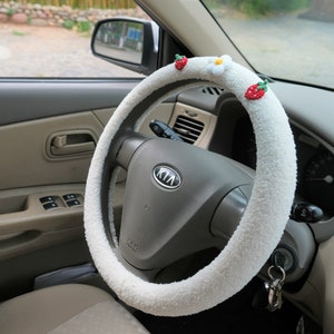 Crochet Strawberry& Daisy Fuzzy Steering Wheel Cover, Berber Fleece Floral Steering Wheel Cover with Grip, Car Interior Accessory for Women