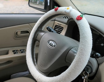 Crochet Strawberry& Daisy Steering Wheel Cover, Berber Fleece Boho Steering Wheel Cover with Grip, Car Interior Accessory for Women