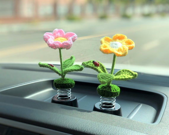 Decoración del tablero de instrumentos del coche de flores de ganchillo,  accesorios de coche Bobblehead de pequeñas flores para mujeres, lindos  accesorios de coche interior, ambientador de aire del coche 