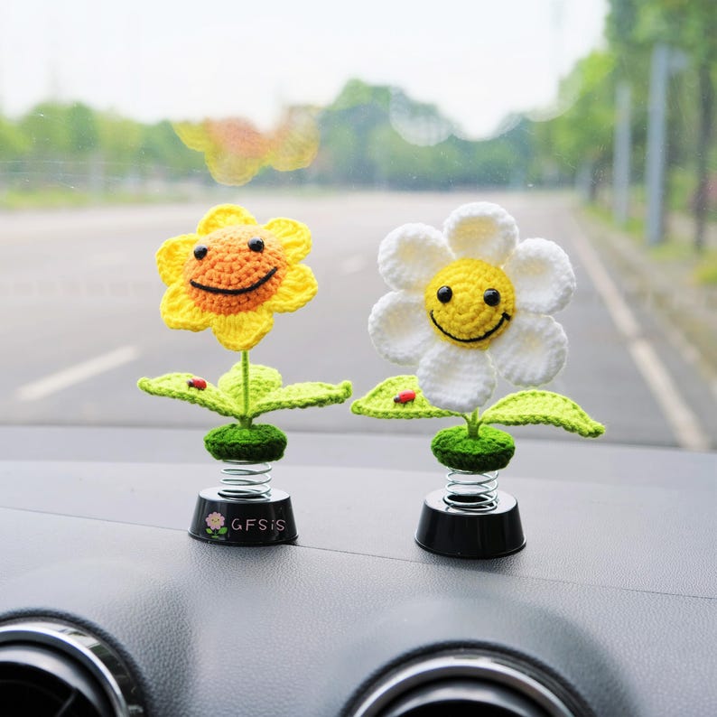 Gehaakte zonnebloem/madeliefje auto-accessoires, leuke auto-interieuraccessoires voor vrouwen, smiley bobblehead auto dashboard decor, autodiffusor afbeelding 3