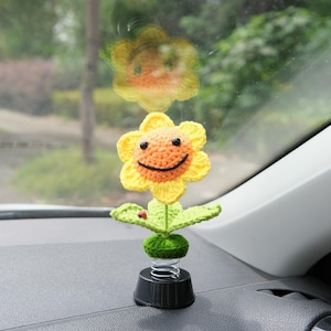 Gehaakte zonnebloem/madeliefje auto-accessoires, leuke auto-interieuraccessoires voor vrouwen, smiley bobblehead auto dashboard decor, autodiffusor afbeelding 6