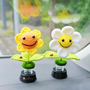 Gehaakte zonnebloem/madeliefje auto-accessoires, leuke auto-interieuraccessoires voor vrouwen, smiley bobblehead auto dashboard decor, autodiffusor One of Each