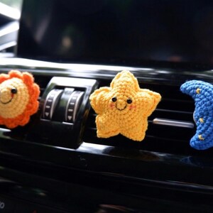 Decoración de coche con forma de estrella y luna de ganchillo, ambientador con clip para la ventilación del coche, difusor de ventilación con carita sonriente, bonitos accesorios interiores para mujeres y adolescentes, abalorio para coche. imagen 2