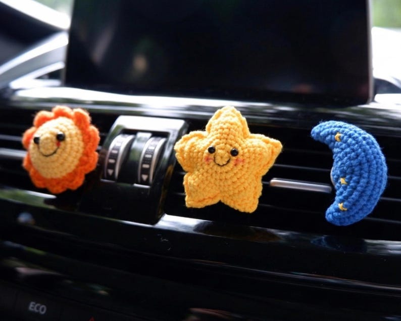 Decoración de coche con forma de estrella y luna de ganchillo, ambientador con clip para la ventilación del coche, difusor de ventilación con carita sonriente, bonitos accesorios interiores para mujeres y adolescentes, abalorio para coche. imagen 2