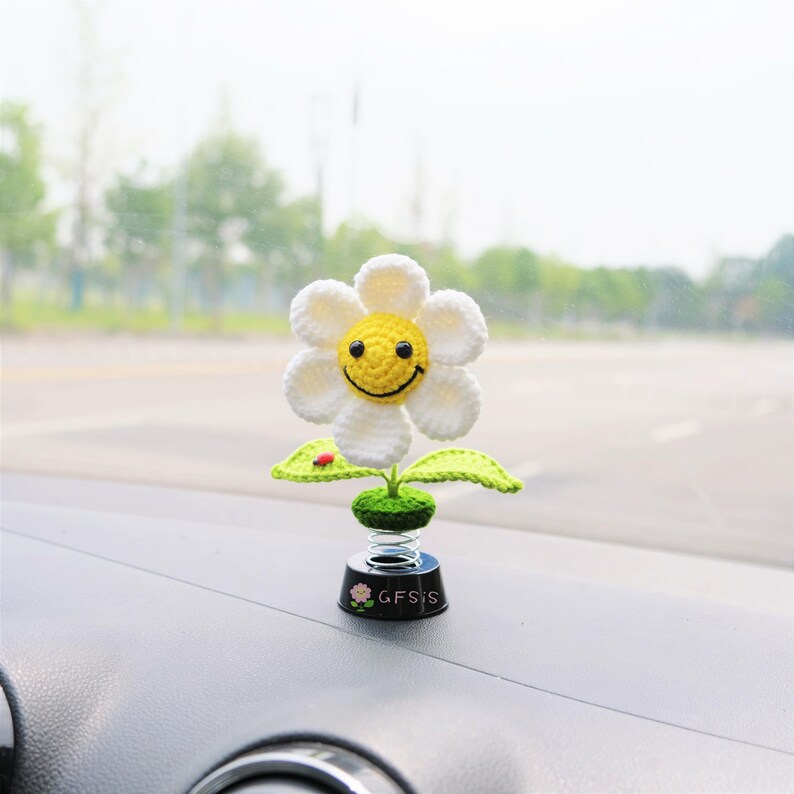 Gehaakte zonnebloem/madeliefje auto-accessoires, leuke auto-interieuraccessoires voor vrouwen, smiley bobblehead auto dashboard decor, autodiffusor afbeelding 5