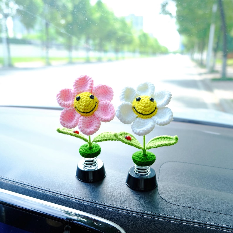 Gehaakte zonnebloem/madeliefje auto-accessoires, leuke auto-interieuraccessoires voor vrouwen, smiley bobblehead auto dashboard decor, autodiffusor afbeelding 9