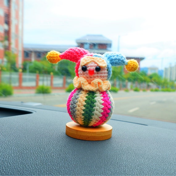 Lustiges Auto-Armaturenbrett-Dekor, gehäkeltes verträumtes  Clown-Autozubehör, Regenbogen-Clown-Ballon-Innendekoration,  Anime-Autozubehör für Jugendliche - .de