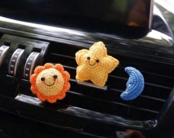 Decoración de coche con forma de estrella y luna de ganchillo, ambientador con clip para la ventilación del coche, difusor de ventilación con carita sonriente, bonitos accesorios interiores para mujeres y adolescentes, abalorio para coche.
