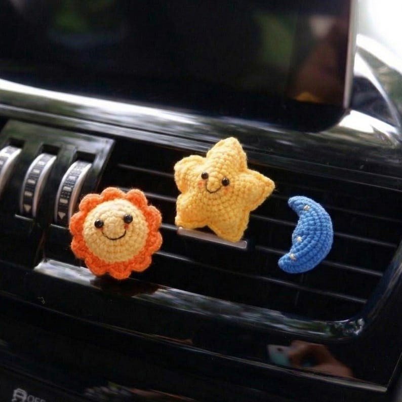 Decoración de coche con forma de estrella y luna de ganchillo, ambientador con clip para la ventilación del coche, difusor de ventilación con carita sonriente, bonitos accesorios interiores para mujeres y adolescentes, abalorio para coche. imagen 1