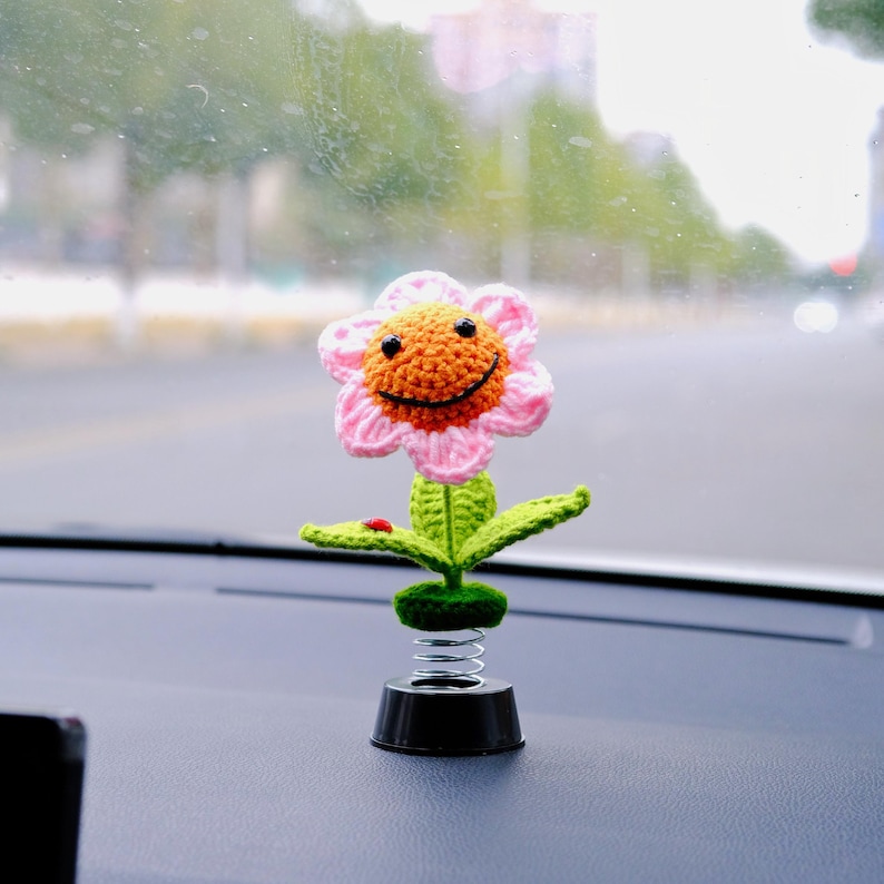 Gehaakte zonnebloem/madeliefje auto-accessoires, leuke auto-interieuraccessoires voor vrouwen, smiley bobblehead auto dashboard decor, autodiffusor Pink Sunflower